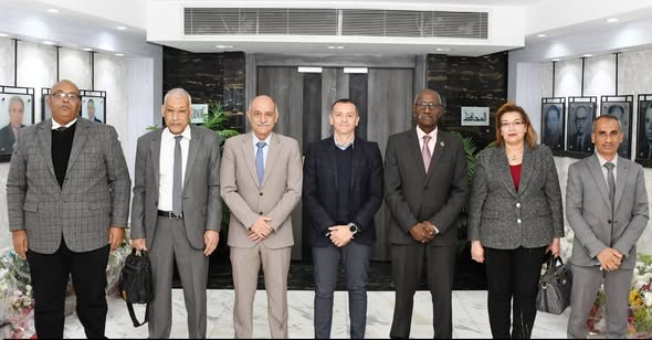 وفد الهيئة العامة للسد العالي يهنئ المحافظ الجديد